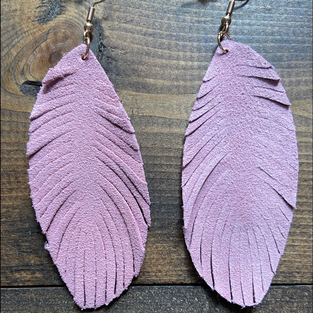 NEW! Boutique Pink Leather Feather Earrings! 🌸 - Picture 4 of 5